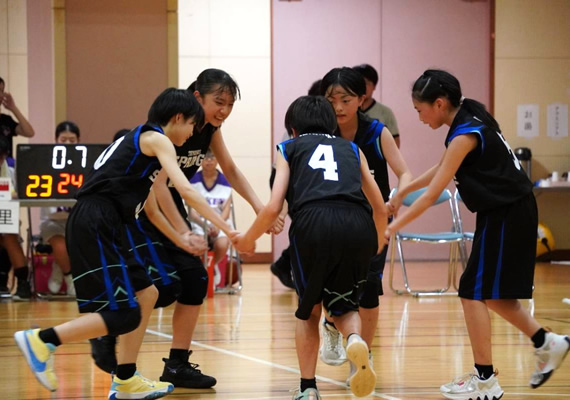 みんな初めは初心者！基礎からの練習で楽しく仲間と学びましょう！バスケットをするだけでなく、他の学校や違う学年のお友達も増え、学校生活やプライベートも楽しくなりますよ。