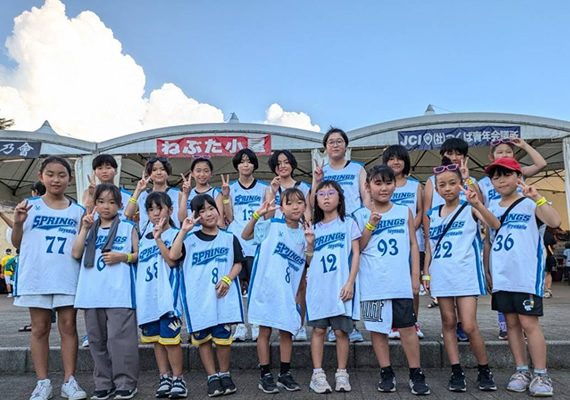 低学年から高学年までをしっかりとサポートしていきます。また、バスケットの技術向上ばかりでなく挨拶や礼儀なども重視して心身ともに大きく成長することを目指しています。