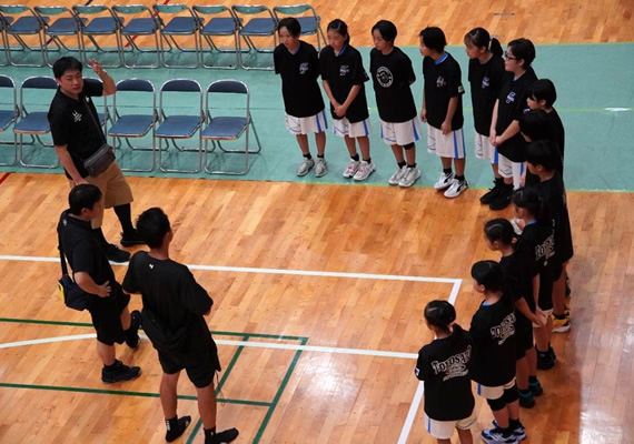 子どもたちはチーム一丸となって、厳しく、楽しく、元気をモットーに日々練習を重ねています。